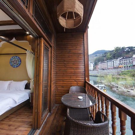 Flower Time Inn Fenghuang Εξωτερικό φωτογραφία